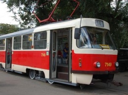 В Киеве на Подоле из-за припаркованных на рельсах машин, остановились трамваи