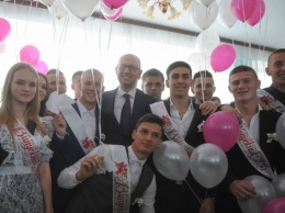 Яценюк пожелал украинским выпускникам мирного неба и европейского будущего