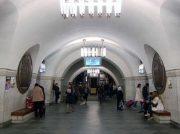 В Киеве на пяти центральных станциях метро появилась мобильная связь и Интернет