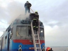 На дамбе посреди Кременчугского водохранилища вспыхнула электричка