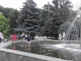 Дети устроили «заплыв» в фонтане в городском парке (фото)