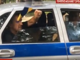 Мужчину в Симферополе увезла полиция за прогулку с украинским флажком (ВИДЕО)