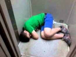 Бердянец уснул в лифте и стал жертвой вора