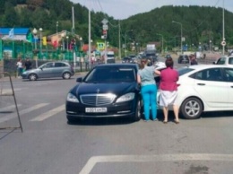 В Ханты-Мансийске автомобиль губернатора ХМАО попал в ДТП