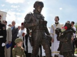 Россия: В Крыму появился памятник «вежливым людям»