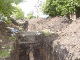 В одном из микрорайонов Покровска (Красноармейска) приступили к замене водопроводных труб