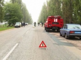 В Винницкой обл. автомобиль столкнулся с деревом и загорелся, погибли четыре человека (фото, видео)