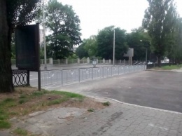 На бульваре Шевченко в Киеве установили "дизайнерские" заборчики