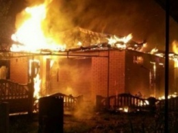 Ночью в Сумах горел гараж с автомобилем (ФОТО)