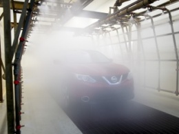 Каждая новая модель Nissan проходит тест в огромной «посудомоечной машине»