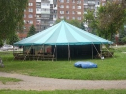 Для чего в центре Покровска (Красноармейска) устанавливают шатер с местами для зрителей?