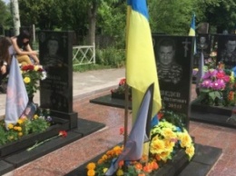 Родственники погибших в АТО криворожан побывали на Аллее Героев и возложили цветы на их могилы (ФОТО)