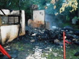 На Черниговщине неосторожная курильщица подожгла баню и себя