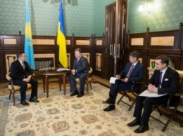 П.Порошенко пригласил Н.Назарбаева посетить Киев