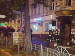 В центре Киева взрыв: спасатели эвакуируют людей