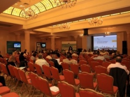 Экономическая конференция в "Бристоле": полупустой зал, скучные доклады и шикарные авто