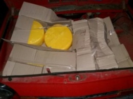 Сумские пограничники не дали украинцу вывезти в РФ около тонны сыра (ФОТО)