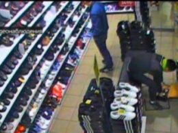 В Житомире правоохранители задержали "покупателя", который бесплатно обувался в магазинах