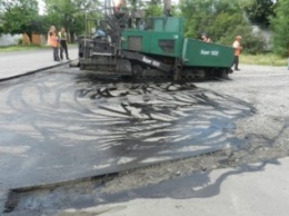 В Николаеве дорожники укладывают асфальт на улице Антонюка (ФОТО)