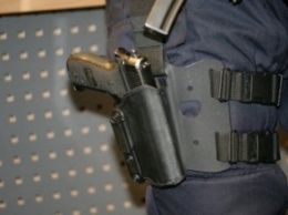 За попытку отобрать оружие у полицейских мужчине грозит срок