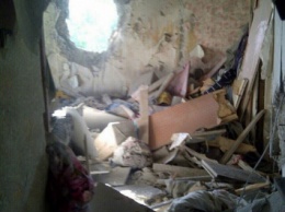 Снаряд боевиков разрушил пять квартир мирных жителей (фото)