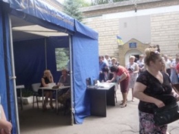 Безработные Покровска (Красноармейска) приняли участие в ярмарке вакансий под открытым небом