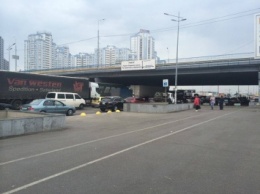 Южный мост в Киеве снова парализован из-за ремонта