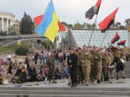 Встав на колени, украинцы провели в последний путь 2 бойцов «Правого сектора»