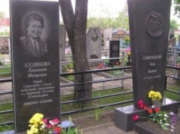В Александрии разрушили могилу Семиреченского - мужа Худяковой, Героя Советского союза