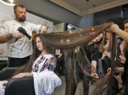 Жительница Дрогобыча установила новый рекорд по длине волос