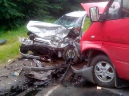 Лобовое столкновение двух авто на Хмельнитчине унесло жизнь женщины (фото)