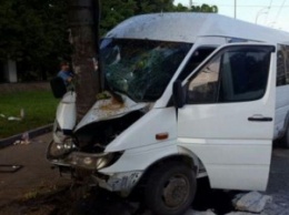 В Киеве маршрутка врезалась в электроопору, есть пострадавшие