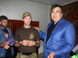 В Черноморске Михеил Саакашвили вручил документы на квартиру воину АТО (фото)