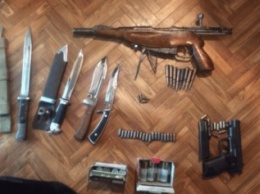 В квартире киевлянина полиция нашла целый арсенал оружия (ФОТО)