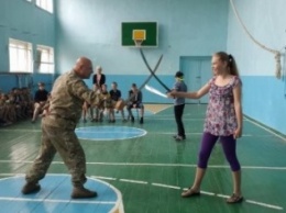 В Херсонской области детям провели мастер-класс боя на саблях и накормили казацким кулешом (фото)