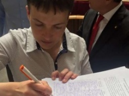 Надежда Савченко подписалась за расследование офшоров Порошенко