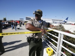 В Лос-Анджелесе автомобиль врезался в стену терминала аэропорта Лос-Анджелеса - три человека госпитализированы