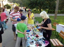 Запорожские волонтеры провели праздник для детей в Дубовке