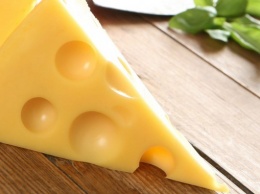 Ученые наконец выяснили, откуда в швейцарском сыре берутся дырки