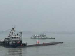 Трагедия в Китае: Внутри затонувшего судна остаются живые пассажиры