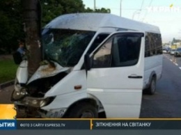 В Киеве переполненная маршрутка на полном ходу врезалась в столб (Видео)