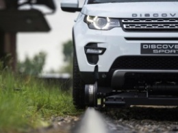 Неслабая букашка: Land Rover Discovery Sport провез поезд массой 100 тонн