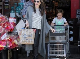 Анджелина Джоли с сыном Ноксом покупает продукты