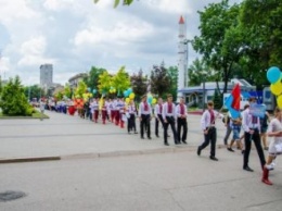 Школьники Днепропетровщины соревнуются в стрельбе из оружия и кулинарии