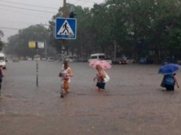 "Это ужас, спасите! Нас заливает. Вода уже в дома затекает": ливень в Керчи затопил целые жилые кварталы