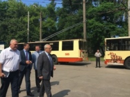 Юрий Вилкул проверил 3 троллейбуса после капремонта и покатался на гибридном троллейбусе (ФОТО)