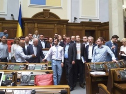 Кадр дня: до обеда в Верховной Раде осталось 24 депутата (фото)