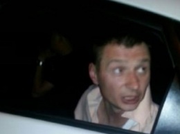 Во Львове пьяный полицейский угрожал таксисту пистолетом