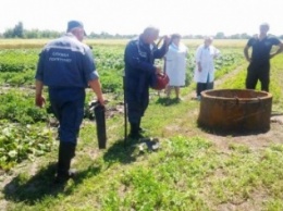 На Днепропетровщине спасатели достали из 10-метрового колодца труп
