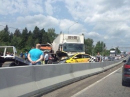 В Москве на Ленинградском шоссе столкнулись семь автомобилей